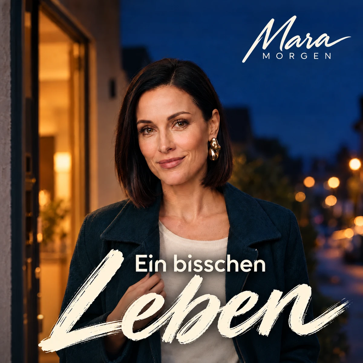 Cover Ein bisschen Leben: Mara geht im Mantel in den warm beleuchteten Abend.